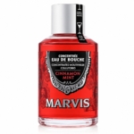Le bain de bouche Marvis Cinnamon Mint « Cannelle et Menthe » 120 ml se présente dans un flacon transparent contenant un liquide rouge, muni d'un bouchon argenté et d'une étiquette décorée comportant des inscriptions en français et en anglais. Dakar