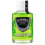 Un flacon transparent de bain de bouche Marvis Classic Strong Mint « Menthe Forte » de 120 ml, contenant un liquide vert, est orné d'une étiquette au design raffiné avec un texte en noir et blanc et muni d'un bouchon blanc. Dakar