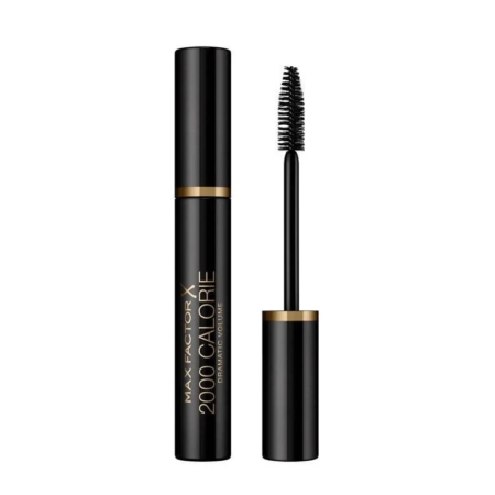 Le mascara Max Factor 2000 Calorie Dramatic Volume, noir, 9 ml, est présenté dans un tube élégant rehaussé de touches dorées ; le bouchon a été retiré pour laisser apparaître la brosse volumatrice posée à la verticale à côté du tube. Dakar