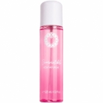 Un flacon rose de 120 ml (4,0 fl oz) de la brume pour le corps « Musc Intime Brume Corps Musc Blanc L'Irrésistible », doté d'un bouchon blanc et orné d'un cœur blanc décoratif sur le devant. Dakar