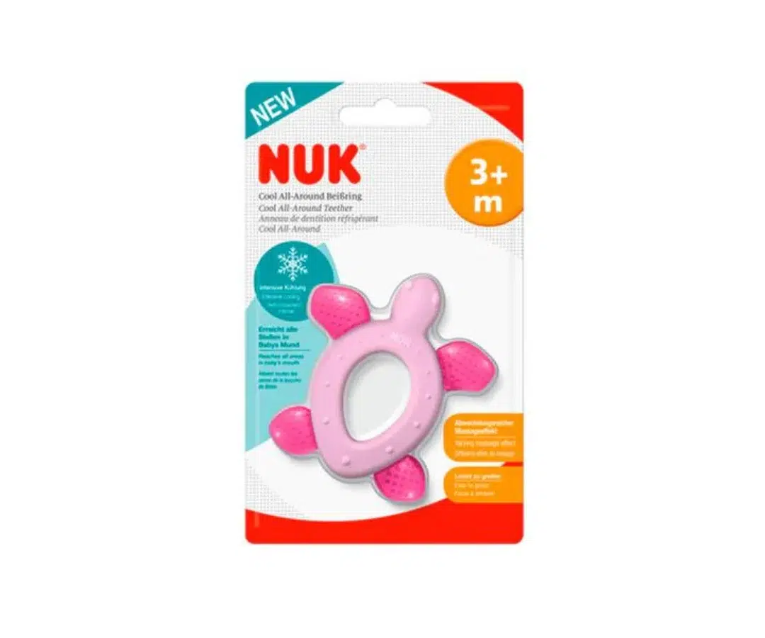 Un anneau de dentition NUK Cool All-Around rose, destiné aux bébés à partir de 3 mois et en forme de tortue, est présenté dans un emballage blister orné de touches de blanc, d'orange et de bleu. Dakar