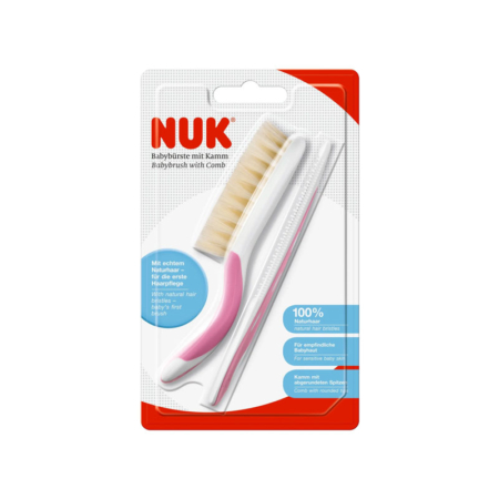 Le kit « Nuk Brosse et Peigne pour Bébé Poils Naturels à Dents Arrondies » comprend une brosse dotée de poils naturels blancs et d'un manche rose et blanc, ainsi qu'un peigne blanc assorti. L'emballage présente les informations sur le produit en allemand, en anglais et en français, en mettant l'accent sur le soin tout en douceur que cet ensemble apporte aux bébés et sur ses poils naturellement doux aux dents arrondies. Dakar