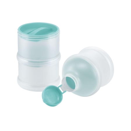 Deux doseurs de lait en poudre Nuk « Doseur de Lait en Poudre 3 Compartiments Empilables », l'un blanc et l'autre vert menthe, sont présentés sur un fond blanc : l'un est posé à la verticale, avec le couvercle fermé, tandis que l'autre est couché, le couvercle ouvert laissant apparaître le bec verseur pratique, ce qui met en valeur leur conception pratique et bien organisée pour le rangement du lait en poudre. Dakar