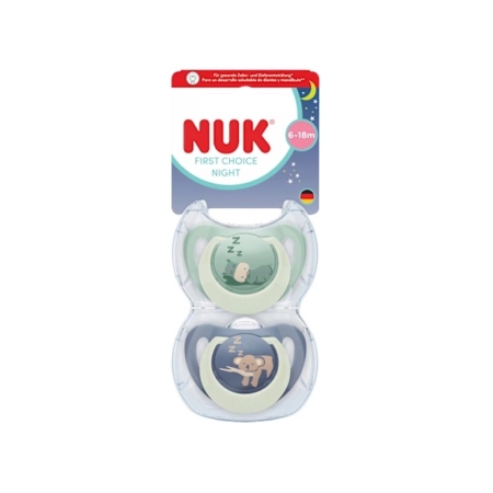 Les sucettes Nuk First Choice Night en silicone pour bébés de 6 à 18 mois (lot de 2) sont présentées dans un étui transparent dont l'emballage arbore de charmants motifs d'animaux endormis et une palette de couleurs à dominante blanche, rouge et bleue, mettant magnifiquement en valeur ces sucettes apaisantes conçues pour les bébés âgés de 6 à 18 mois. Dakar