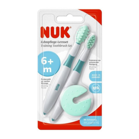 Le kit éducatif d'hygiène dentaire NUK « Brosse d'apprentissage + Brosse de nettoyage dès 6 mois », conçu pour les bébés à partir de 6 mois, est présenté dans un emballage comprenant deux brosses à dents à poils souples et un protège-dents arrondi de couleur vert menthe. L'emballage précise que ce kit est sans BPA et fabriqué en Allemagne. Ce produit est également connu sous le nom de « Kit de brosses à dents d'apprentissage NUK ». Dakar