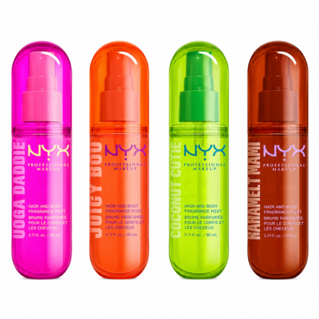 Quatre flacons aux couleurs vives de Nyx Brume Corps et Cheveux Parfum Longue Durée 80 ml sont alignés : rose (Yoga Daddie), orange (Juicy Boo), vert (Coconut Cutie) et rouge (Manehattan). Dakar