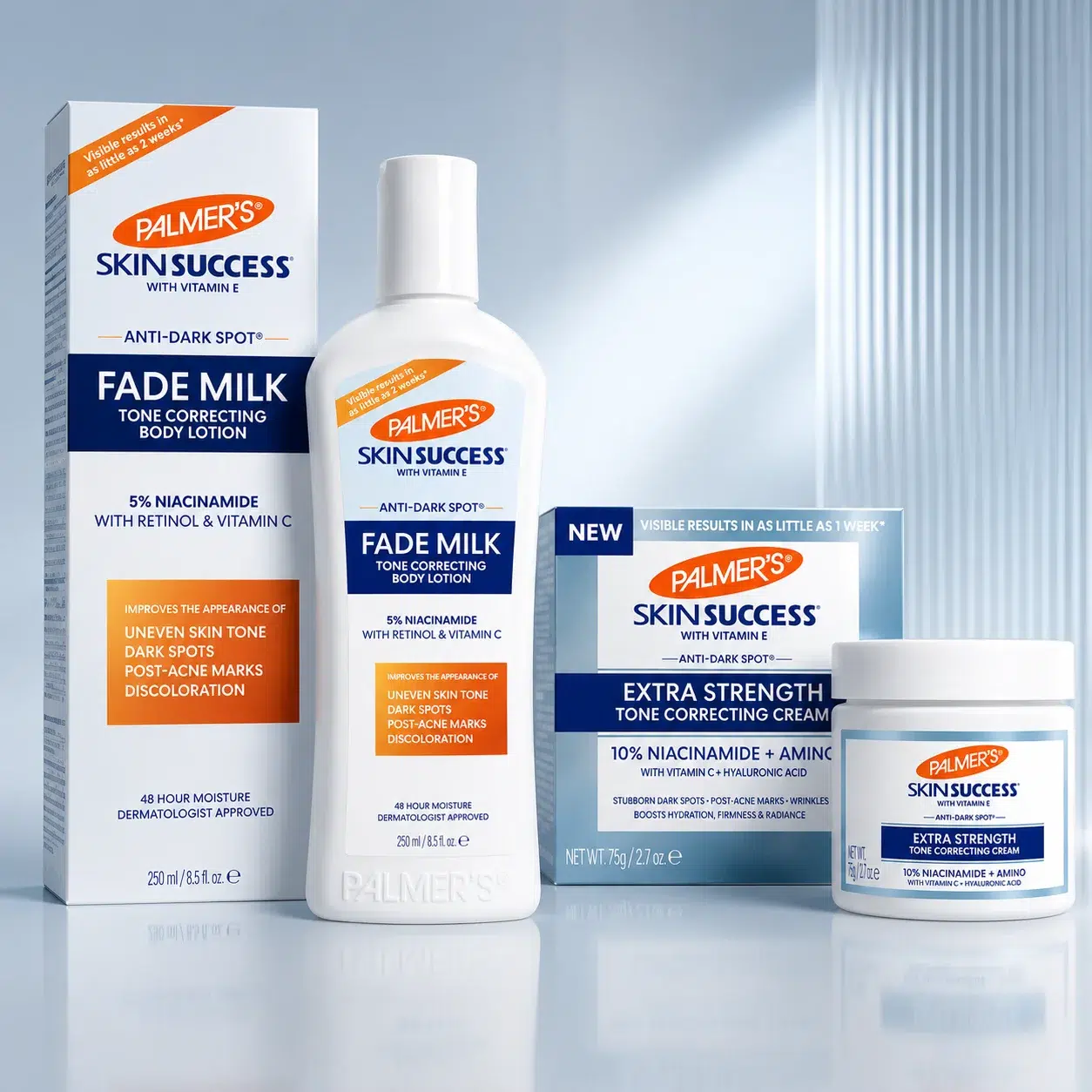 Trois produits de la gamme « Skin Success » de Palmer’s — le flacon de « Fade Milk », la boîte de « Tone Correcting Body Lotion » et le pot de « Tone Correcting Cream » — sont présentés sur une surface réfléchissante bleu clair, avec un fond bleu dégradé, mettant ainsi magnifiquement en valeur la sélection d’experts proposée par Univers Cosmetix. Dakar