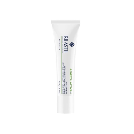 Un tube blanc de « Rilastil Acnestil Attiva Crème Anti-Imperfections pour Peaux Grasses et à Tendance Acnéique » de 40 ml est représenté debout, avec un texte bleu et vert sur un fond blanc uni. Dakar
