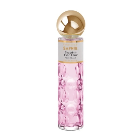 Un grand flacon transparent de 200 ml de l'eau de parfum « Saphir For Her Pour Femme » contient un liquide rose ; il est orné de motifs en relief ressemblant à des bulles, d'un bouchon sphérique doré et d'une étiquette portant l'inscription « Saphir For Her Pour Femme ». Dakar