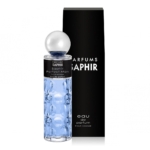 Un flacon d'eau de parfum Saphir Perfect Man, au verre bleu texturé et doté d'un bouchon rond argenté, posé devant un grand coffret noir sur lequel figurent le nom du produit et ses caractéristiques en lettres blanches. Dakar