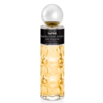 Un flacon en verre transparent et texturé contenant l'eau de parfum « Seduction Man » de Saphir, d'une teinte ambrée, muni d'un grand bouchon rond argenté et d'une étiquette noire sur le col. Dakar