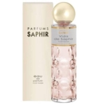 Un flacon d'eau de parfum « Vida de Saphir » de Parfums Saphir, présenté dans un flacon en verre rose texturé orné d'un grand bouchon doré, à côté de son coffret assorti de couleur claire. Dakar