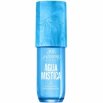 Un flacon bleu de « Sol De Janeiro Aqua Mistica Brume Parfumée Corps et Cheveux » de 90 ml, portant la mention « Água Mística » Brume Parfumée, est muni d'un bouchon bleu à motif marbré et d'une inscription blanche sur le devant. Dakar