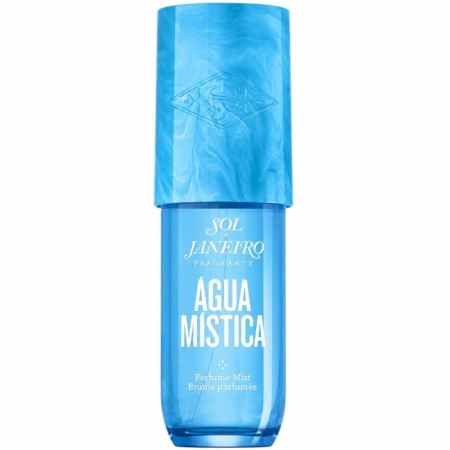 Un flacon bleu de « Sol De Janeiro Aqua Mistica Brume Parfumée Corps et Cheveux » de 90 ml, portant la mention « Água Mística » Brume Parfumée, est muni d'un bouchon bleu à motif marbré et d'une inscription blanche sur le devant. Dakar