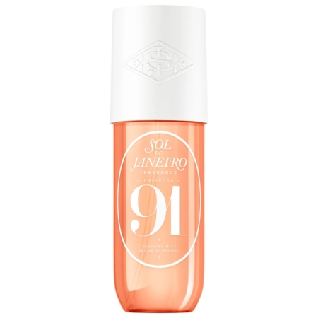 Un flacon de 90 ml de brume parfumée pour le corps et les cheveux « Sol de Janeiro Cheirosa 91 Brume Parfumée », doté d'un bouchon blanc et d'un corps teinté d'orange, sur lequel figurent le nom de la marque et celui du produit en lettres blanches sur le devant. Dakar