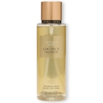 Un flacon de brume parfumée « Coconut Passion » de Victoria's Secret, doté d'un bouchon doré, contenant un liquide ambré clair et muni d'une étiquette indiquant le nom du produit et sa contenance de 250 ml (8,4 fl oz). Dakar