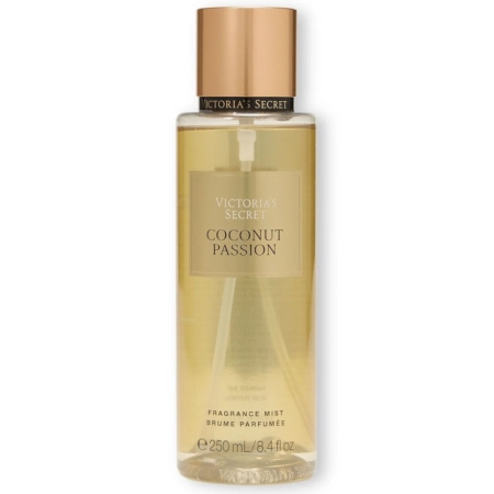 Un flacon de brume parfumée « Coconut Passion » de Victoria's Secret, doté d'un bouchon doré, contenant un liquide ambré clair et muni d'une étiquette indiquant le nom du produit et sa contenance de 250 ml (8,4 fl oz). Dakar