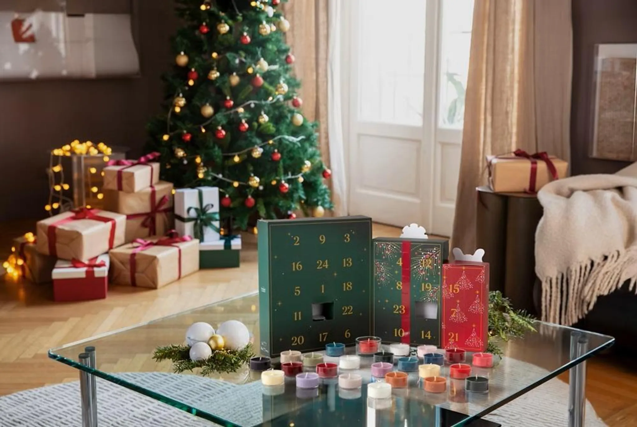 Yankee Candle Magical Christmas Moments Calendrier de l’Avent 24 Bougies Parfumées + Bougeoir – Image 4